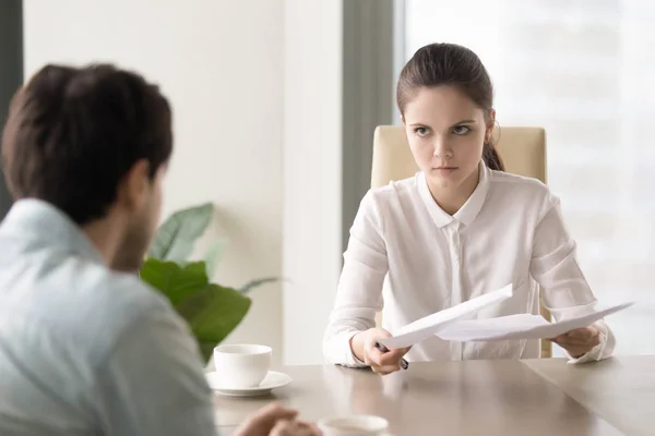 Jefe femenino mirando enojado insatisfecho con el trabajo del empleado masculino r — Foto de Stock