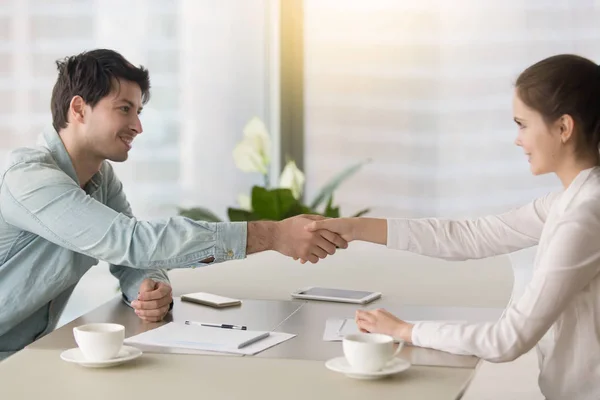 Apretón de manos de hombre de negocios y mujer de negocios, llegando a la asociación — Foto de Stock