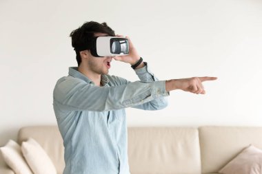 Sanal gerçeklik VR headse giyen yaşandığı heyecanlı genç adam