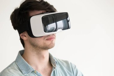 Genç adam giyilebilir Vr kulaklık kullanarak sanal gerçeklik glas çalışıyor