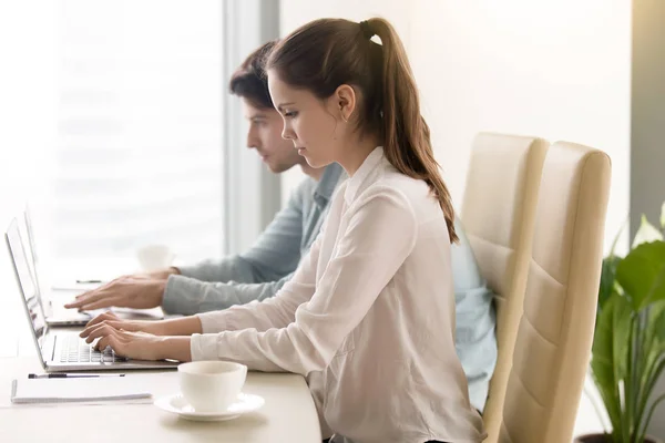 Man and woman using laptops, coworking. Working at office, meeti — Stock Photo, Image