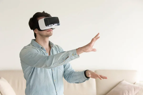 Giovane uomo con occhiali di realtà virtuale, auricolare VR per smartphone — Foto Stock