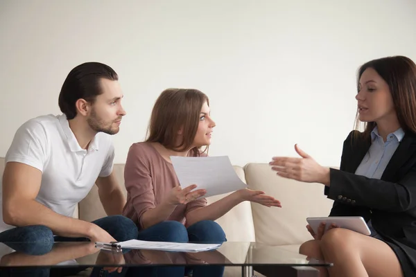 Couple holding papers arguing with agent or banker about fraud — Stock Photo, Image