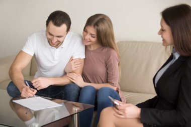 Mutlu genç kadın ag ile anlaşma yapma imzalama belgeleri, Çift