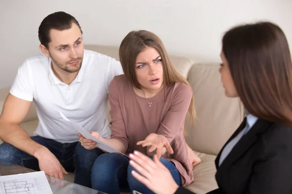 Pareja infeliz clientes discutiendo con el agente inmobiliario, teniendo problemas ingenio — Foto de Stock