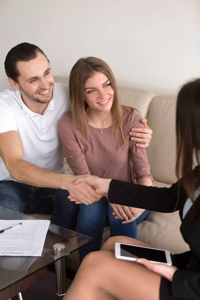 Handdruk na succesvolle deal, paar en vrouwelijke ondertekening beroeps — Stockfoto