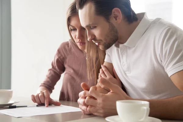 Serious married couple with papers, considering loan offer, calc — Stock Photo, Image