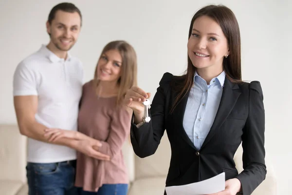 Сделка с недвижимостью. Женщина улыбается риэлтор показывает ключи от квартиры — стоковое фото