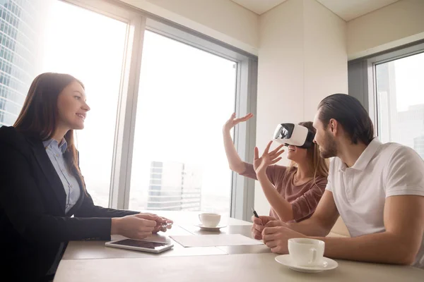 Mit Virtual-Reality-Brille, vr-Headset für Immobilientouren — Stockfoto