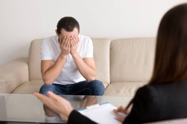 Sad adam psikolog, umutsuz hissediyor ve desp depresif