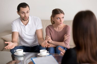 Çift danışmanlığı aile psikolog, psychother için konuşan adam