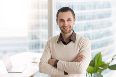 Gülümseyen hırslı genç işadamı office silah ile ayakta