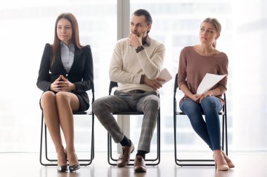 İş görüşmesi için bekliyor. Sittin endişeli ve sinirli başvuru