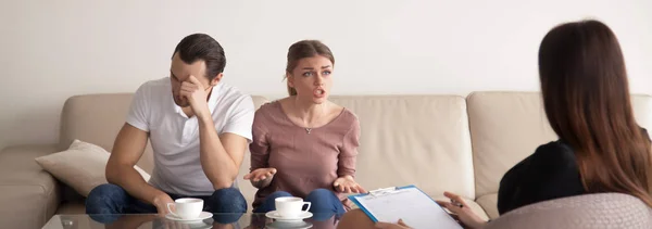 Unhappy young couple consulting family psychologist, arguing, ho — Stock Photo, Image