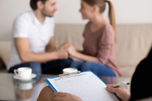 Reconciled happy couple at the psychologist, female psychotherap — Stock Photo, Image