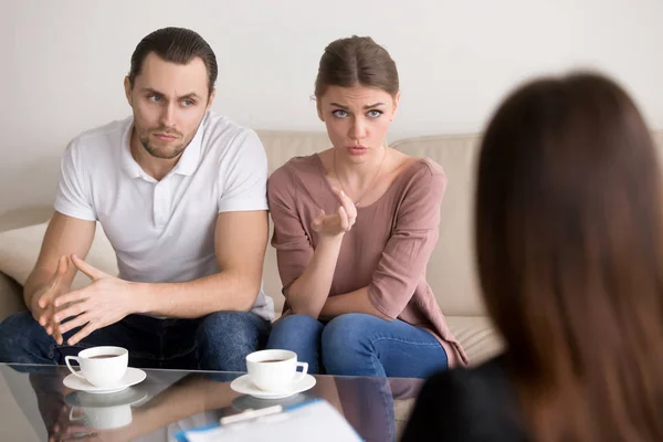 Família jovem conversando com o psicólogo. Aconselhamento de casal, profes — Fotografia de Stock