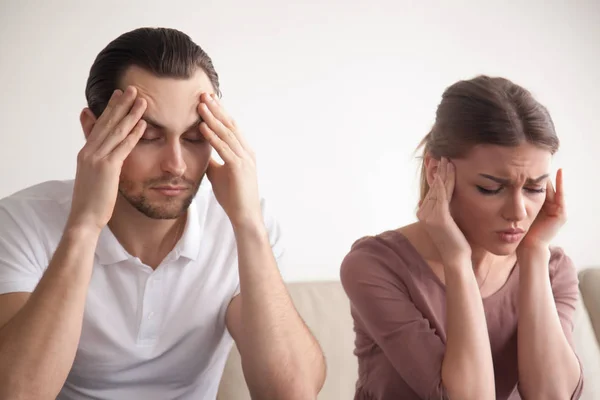 Стрессовая молодая пара, страдающая головной болью, трогательной головой, — стоковое фото