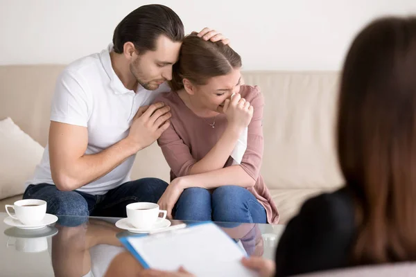 Familjen par rådgivning. Make tröstande sorgliga gråtande hustru på — Stockfoto
