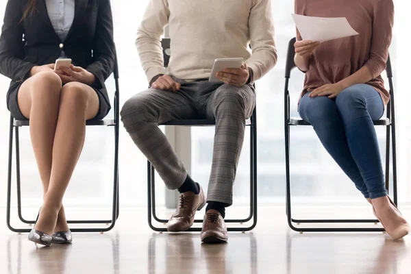 Groep mensen wachten op sollicitatiegesprek, zitten op stoelen — Stockfoto