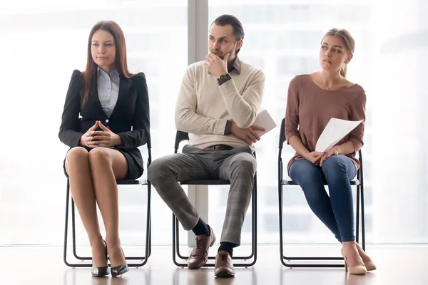 Wachten op sollicitatiegesprek. Bang en nerveus aanvragers sittin — Stockfoto