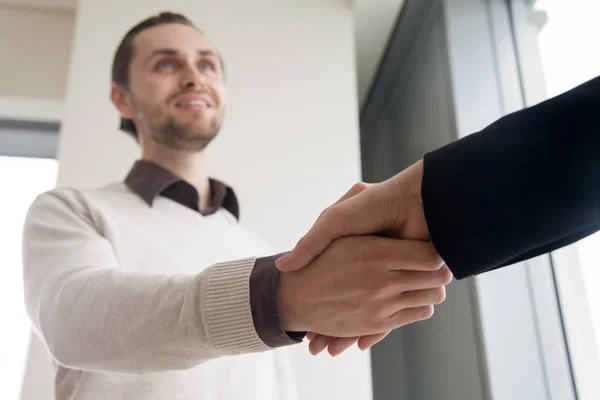 Närbild på handslag, leende affärsman och klienten skakar ha — Stockfoto