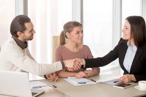 Businessman and businesswoman handshaking on business meeting si — Stock Photo, Image