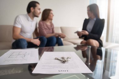 Genç çift ilk mortgage, kredi anlaşması için purc göz önünde bulundurarak
