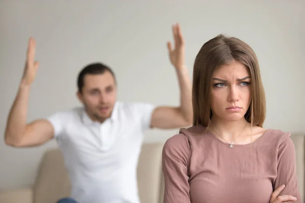 Coppia giovane litigando, donna triste che piange, uomo che grida, famiglia — Foto Stock