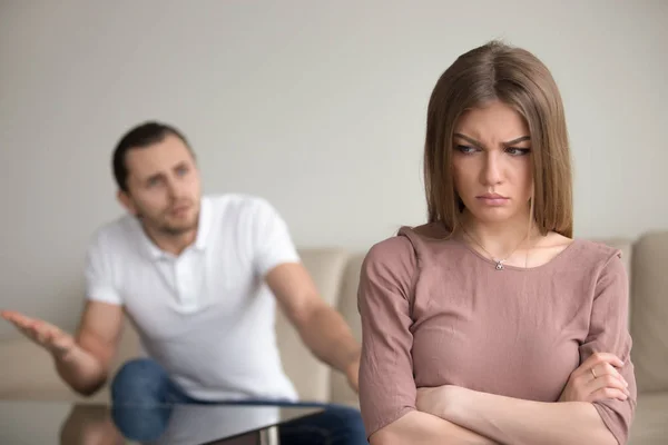 Mari en colère en colère contre sa femme, femme malheureuse frustrée, conférence de famille — Photo