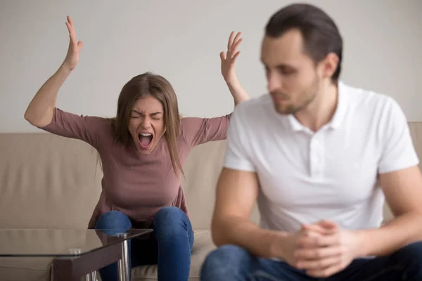 Молодая пара ссорящаяся, истеричная жена кричит на мужа , — стоковое фото