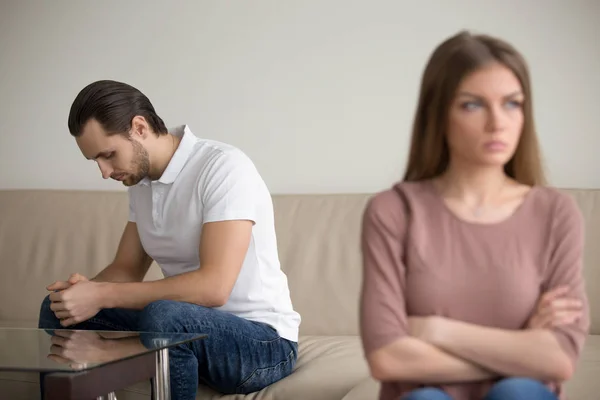 Triste deprimido marido ofendido esposa em disputa, sentindo-se culpado f — Fotografia de Stock