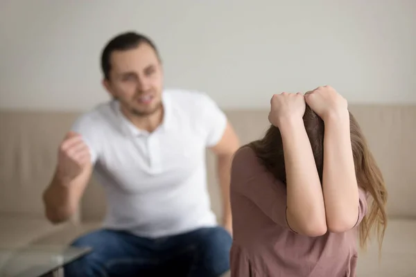 Jovem mulher assustada experimentando violência doméstica, marido abusi — Fotografia de Stock