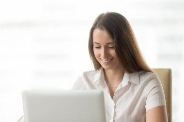 Güzel kadın Internet arkadaşlarıyla iletişim kurmak için kullandığı