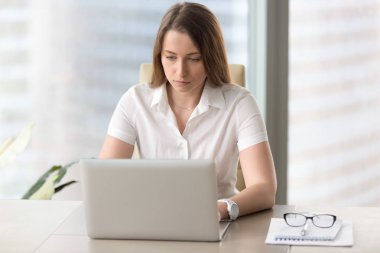 Günlük görevler üzerinde konsantre genç iş kadını