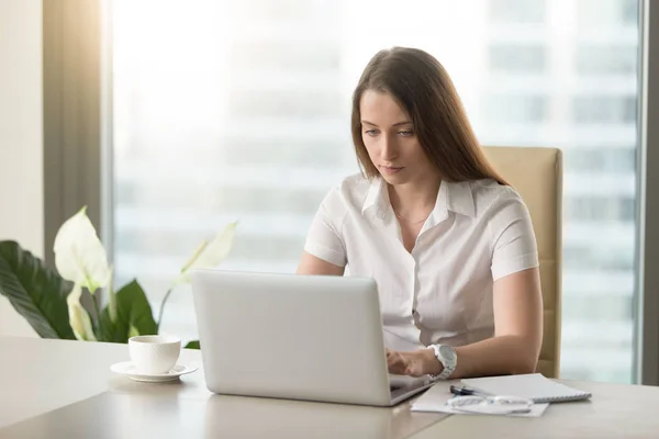 Kvinnliga kontorsarbetare gör dagliga arbete rutin — Stockfoto