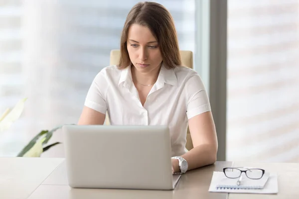 Une jeune femme d'affaires concentrée sur les tâches quotidiennes — Photo