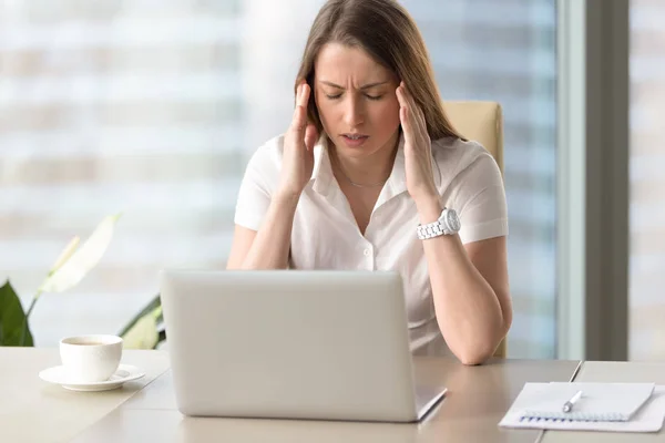 Foto av trött affärskvinna lider av huvudvärk — Stockfoto
