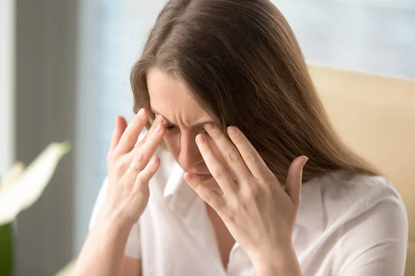 У жінки головний біль через критичну перевтому — стокове фото