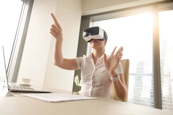 Business kvinna som bär virtual reality-glasögon — Stockfoto