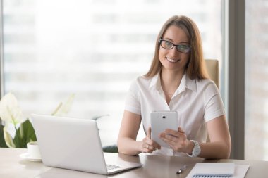 Ofiste dijital tablet kullanan kadın girişimci