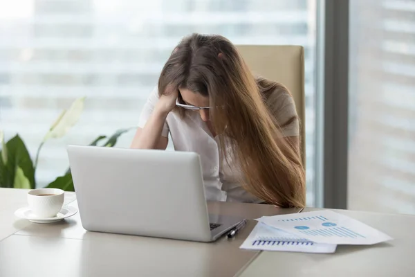 Gestresst zakenvrouw geschokt faillissement bedrijf — Stockfoto