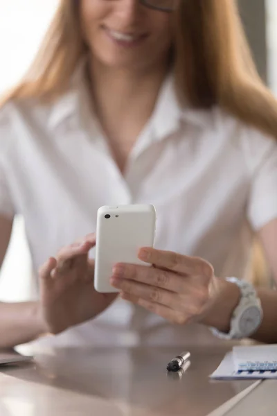 Zakenvrouw lezen bericht op moderne mobiel — Stockfoto