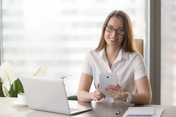 Female entrepreneur using digital tablet in office — Stock Photo, Image