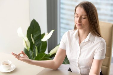 Güzel iş kadını ofiste meditasyon