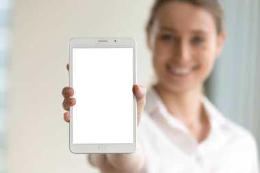 Bulanık kadının elinde boş modern tablet