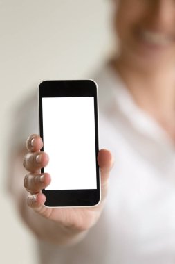 Bulanık kadının elinde boş modern cep telefonu