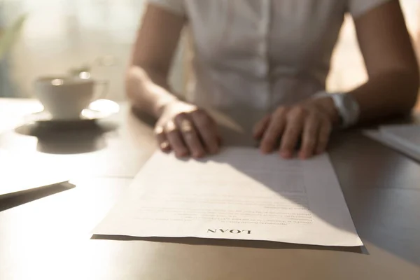 Mujer sentada en el escritorio con formulario de contrato de préstamo —  Fotos de Stock