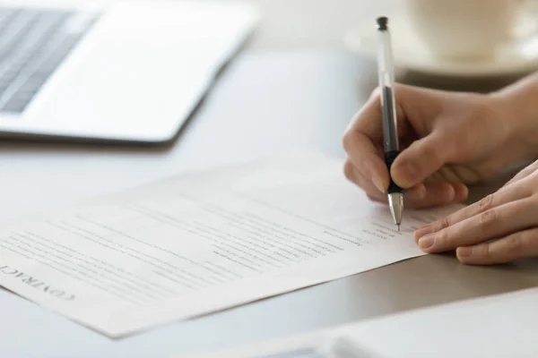 Primer plano foto de manos firmando contrato de negocios — Foto de Stock