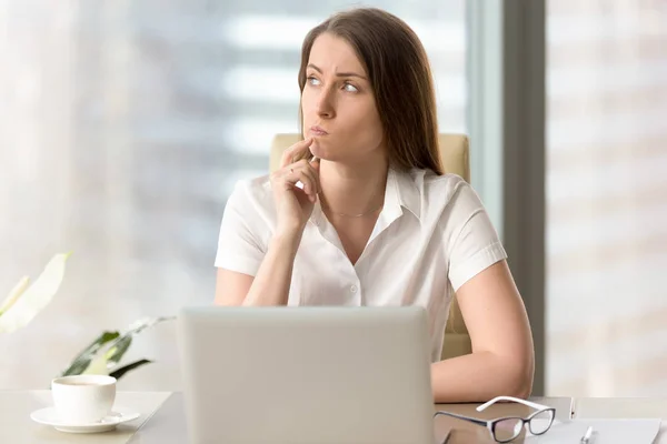 Zakenvrouw denken over moeilijke vraag — Stockfoto