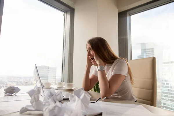 Стрессовая деловая женщина кричит на рабочем месте — стоковое фото
